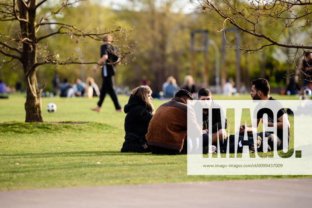 People enjoy the evening atmosphere in Berlin Gleisdreieckpark. People living in the city of Berlin have to stay in their flats or usual accommodation to contain the coronavirus, meetings of more than 2 persons are forbidden, people are asked to keep a minimum distance. - ZUMAs172 20200416_zap_s172_012