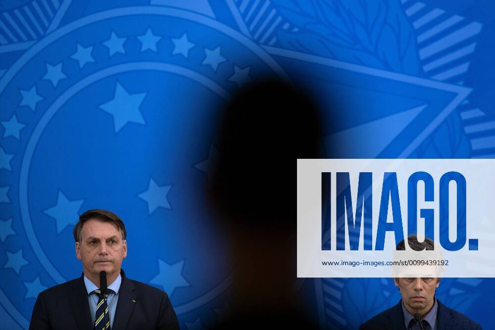 The President of Brazil, Jair Bolsonaro (L), takes part in the public address in which he announced the new Minister of Health, Nelson Teich (R), in Brasilia, Brazil, 16 April 2020. Bolsonaro announced this Thursday as the new Health minister the oncologist Teich after dismissing the doctor Luiz Henrique Mandetta, defender of social isolation against COVID-19, that the President censors. It was a consensual divorce, said the leader of the Brazilian far-right. Bolsonaro announces an oncologist as Health Minister in the midst of the pandemic !ACHTUNG: NUR REDAKTIONELLE NUTZUNG!