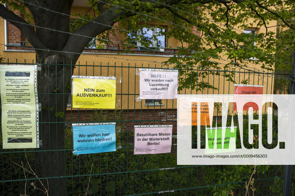 Proestplakate auf dem Zaum eines Hauses, die von Investoren aus Luxemburg gekauft wurde, in Berlin am 17. April 2020. Coronavirus in Berlin