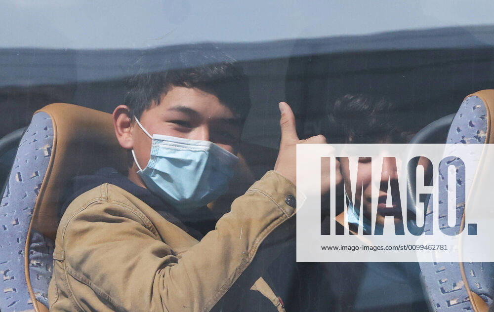 Hannover, 18.04.2020, Die ersten Flüchtlingskinder aus Griechenland sind gelandet, um 10.45 Uhr auf der Nord-Süd-Landebahn am Flughafen Hannover in Langenhagen . An Bord 47 unbegleitete minderjährige Flüchtlinge, darunter nur vier Mädchen. Sie kommen aus den Lagern der Inseln Samos, Chios und Lesbos und werden zunächst für eine 14-tägige Quarantäne im Landkreis Osnabrück untergebracht. ,