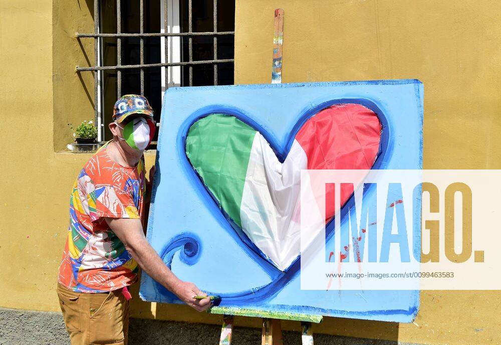 Milan, the painter Gregorio Mancino with his work a painting of a heart made with the Italian flag in the Naviglio Grande at the time of the coronavirus (Duilio Piaggesi Fotogramma, Milan - 2020-04-18) p.s. la foto e utilizzabile nel rispetto del contesto in cui e stata scattata, e senza intento diffamatorio del decoro delle persone rappresentate