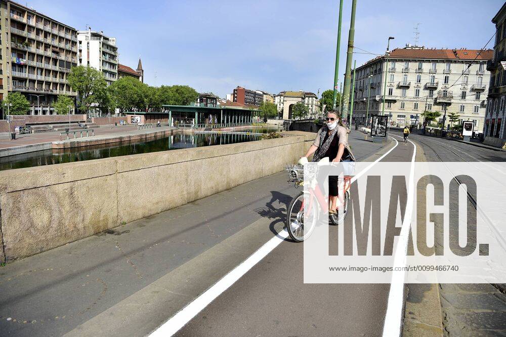 Milan, People on bicycles on the cycle paths and on the road around the city during the coronavirus emergency, in the photo cycle path on the Darsena and Naviglio Grande (Duilio Piaggesi Fotogramma, Milan - 2020-04-18) p.s. la foto e utilizzabile nel rispetto del contesto in cui e stata scattata, e senza intento diffamatorio del decoro delle persone rappresentate