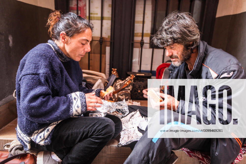 18 April 2020 (Malaga) homeless people ask for food on the streets of Malaga in the wake of the coronavirus crisis - ZUMAc161 20200418_zap_c161_044