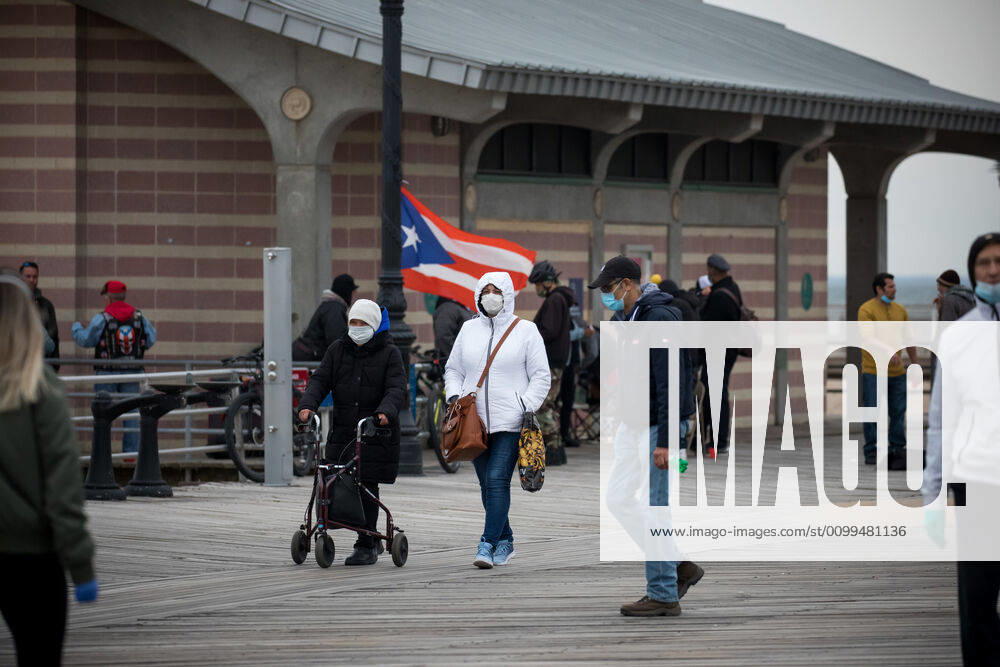 (200420) -- NEW YORK, April 20, 2020 (Xinhua) -- People walk on the Coney Island boardwalk in the Brooklyn borough of New York, the United States, April 19, 2020. The total number of COVID-19 cases in the United States topped 750,000 Sunday evening, reaching 759,086 as of 8:00 p.m. (0000 GMT on Monday), according to the Center for Systems Science and Engineering (CSSE) at Johns Hopkins University. A total of 40,661 people have died of the disease in the country, according to the CSSE. (Photo by Michael Nagle Xinhua) U.S.-NEW YORK-COVID-19