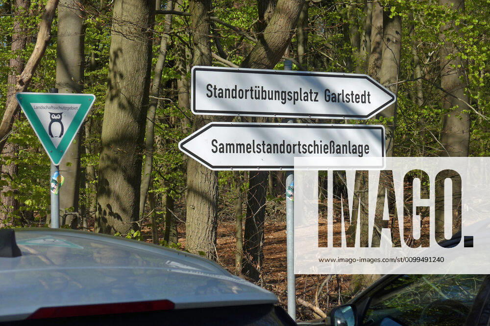 Wegweiser zur Sammelstandortschießanlage der Bundeswehr in Schwanewede und zum Standortübungsplatz in Garlstedt, aufgenommen an einem Waldrand in Schwanewede (Kreis Osterholz in Niedersachsen).