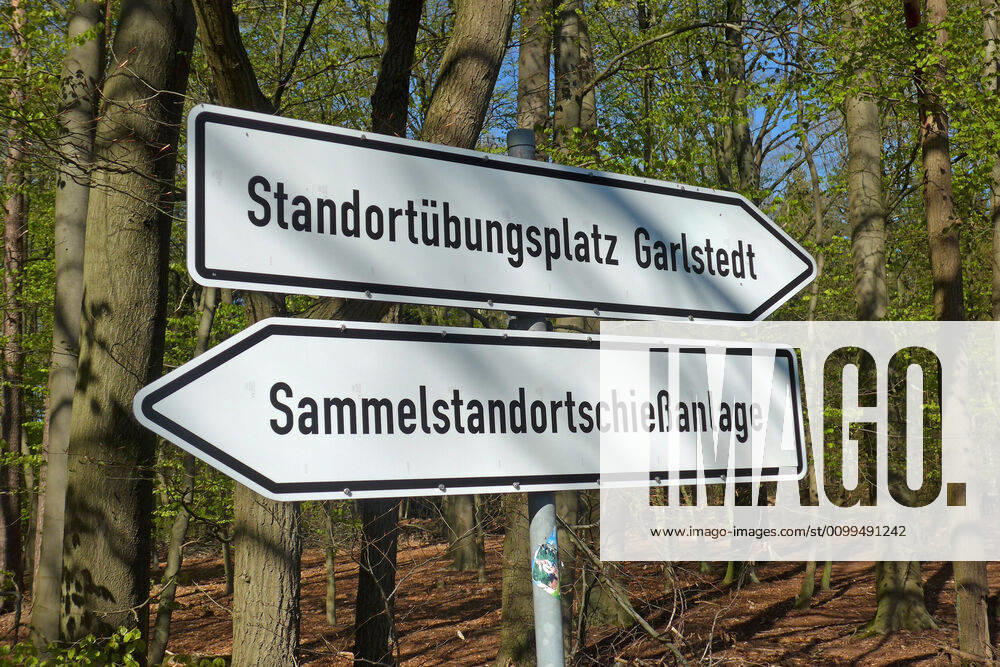 Wegweiser zur Sammelstandortschießanlage der Bundeswehr in Schwanewede und zum Standortübungsplatz in Garlstedt, aufgenommen an einem Waldrand in Schwanewede (Kreis Osterholz in Niedersachsen).