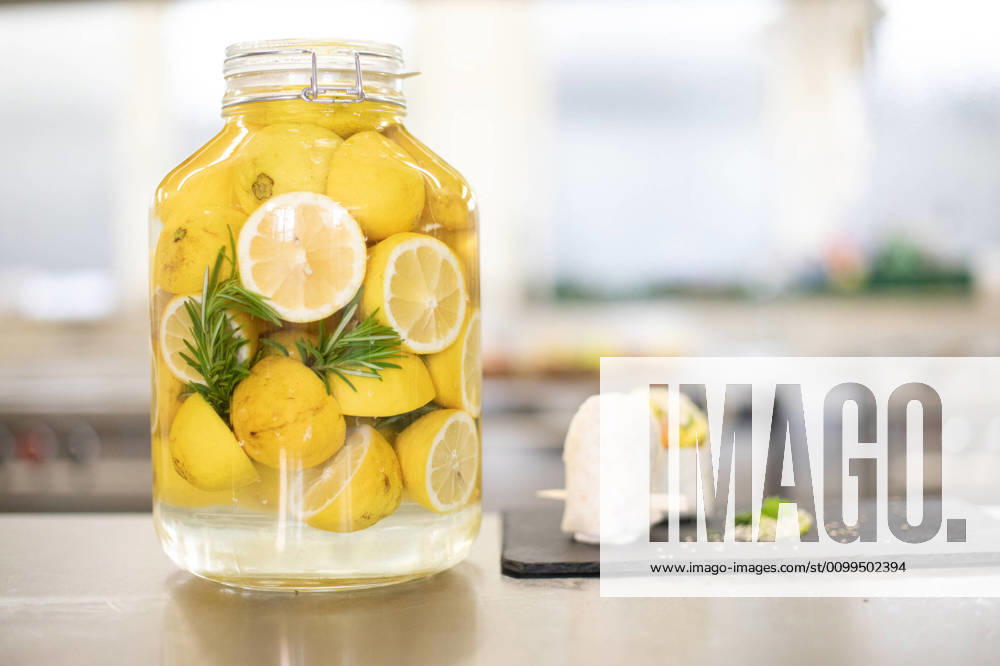 Food, Trend, Einwecken Fermentieren Einkochen Einlegen Geschnittene Zitronen in einem Glas Themenbild, Symbolbild, Zitrone, Zitronen, 16.04.20 Solingen NRW Deutschland