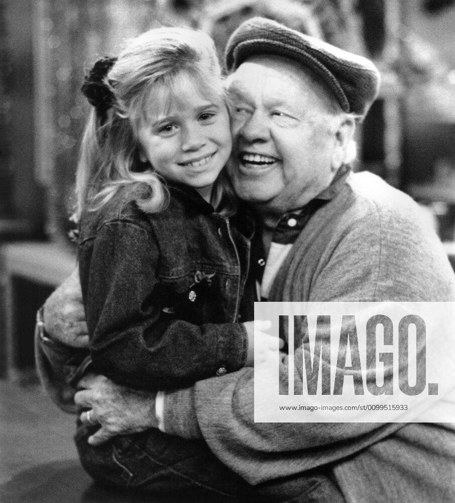 FULL HOUSE, (from left): Mary Kate Ashley Olsen, Mickey Rooney, Arrest Ye Merry Gentlemen , (Season 8, aired Dec. 13, 1994), 1987-95. Lorimer Televison Courtesy: Everett Collection Lorimar Film Entertainment Courtesy Everett Collection !ACHTUNG AUFNAHMEDATUM GESCHÄTZT! PUBLICATIONXNOTxINxCANxCHNxFRAxITAxJPNxNORxPOLxRUSxESPxUKxUSA