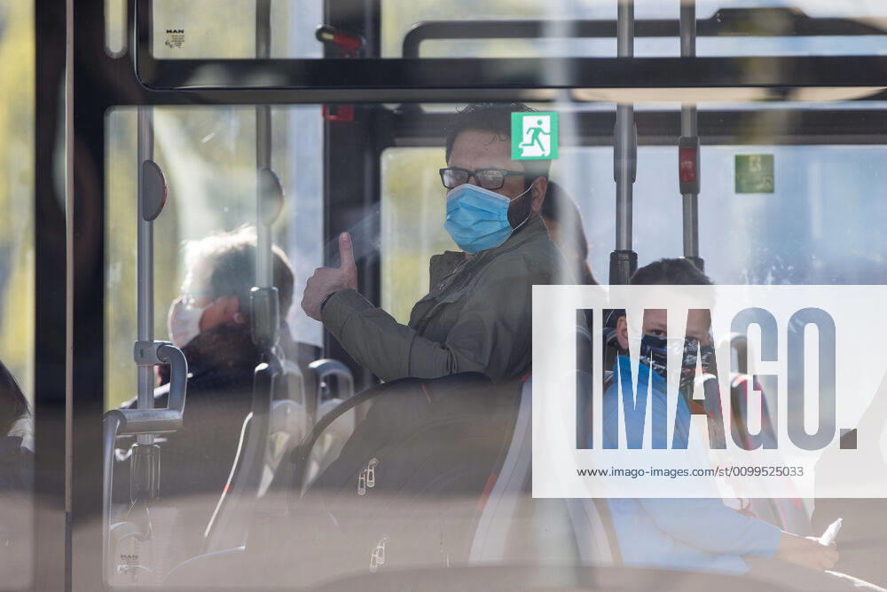 Maskenpflicht in Wolfsburg, ein Fahrgast in einem Bus traegt eine Maske und zeigt durch den Daumen seine Zustimmung zur Maskenpflicht. die Stadt Wolfsburg hat ab dieser Woche eine Maskenpflicht im Nahverkehr, in oeffentlichen Gebauden und Geschaeften eingefuehrt. Dort muss jeder Fahrgast oder Besucher Mund und Nase mit einer Maske bedecken. Symbolfoto, Symbolbild, Schutzmaske, Gesichtsmaske, Mund-Nasen-Maske. Wolfsburg
