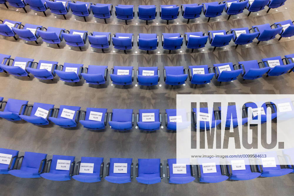 KW17 Berlin, Plenarsitzung im Bundestag Deutschland, Berlin - 22.04.2020: Im Bild sind Schilder mit bitte frei lassen im Plenarsaal während der Sitzung des deutschen Bundestags zu sehen. Berlin Bundestag Berlin Deutschland