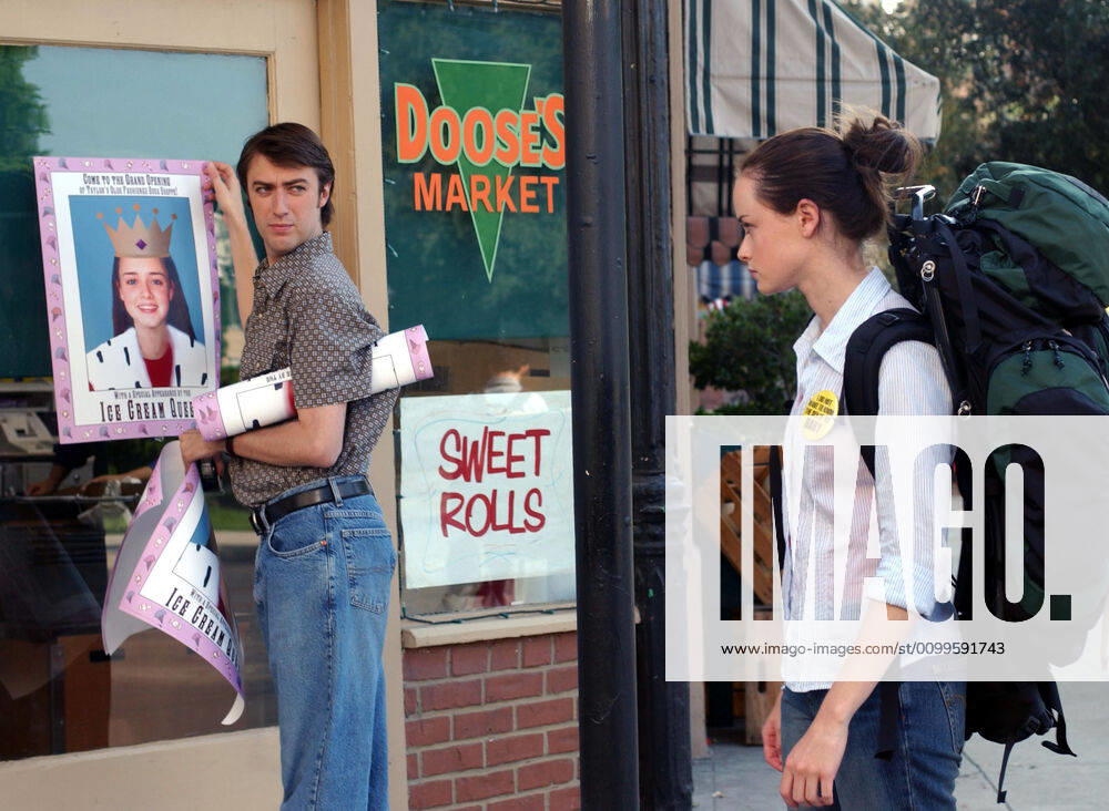 GILMORE GIRLS, Season 4 Ballrooms & Biscotti , Sean Gunn and Alexis Bledel. 2000-2007. Warner Bros. Everett Collection Warner Bros Courtesy Everett Collection !ACHTUNG AUFNAHMEDATUM GESCHÄTZT! PUBLICATIONXNOTxINxCANxCHNxFRAxITAxJPNxNORxPOLxRUSxESPxUKxUSA