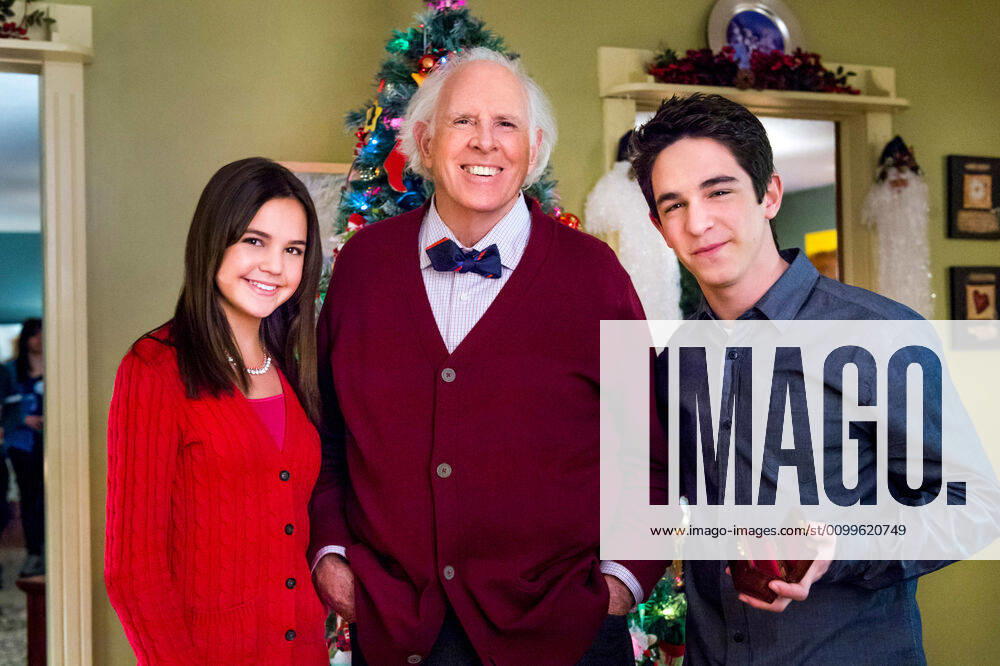 PETE S CHRISTMAS, (from left): Bailee Madison, Bruce Dern, Zachary Gordon, (airs Nov. 1, 2013), 2013. photo: Ben Mark Holzberg Hallmark Entertainment Courtesy: Everett Collection Hallmark Entertainment Courtesy Everett Collection !ACHTUNG AUFNAHMEDATUM GESCHÄTZT! PUBLICATIONXNOTxINxCANxCHNxFRAxITAxJPNxNORxPOLxRUSxESPxUKxUSA