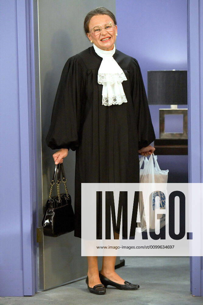 IMAGO ICONS: Ruth Bader Ginsburg STATE OF THE UNION (aka TRACEY ULLMAN S STATE OF THE UNION), Tracey Ullman (as Ruth Bader Ginsburg), (Season 2), 2008-. photo: Cliff Lipson Showtime Courtesy: Everett Collection Showtime Networks Inc. Courtesy Everett Collection !ACHTUNG AUFNAHMEDATUM GESCHÄTZT! PUBLICATIONXNOTxINxCANxCHNxFRAxITAxJPNxNORxPOLxRUSxESPxUKxUSA