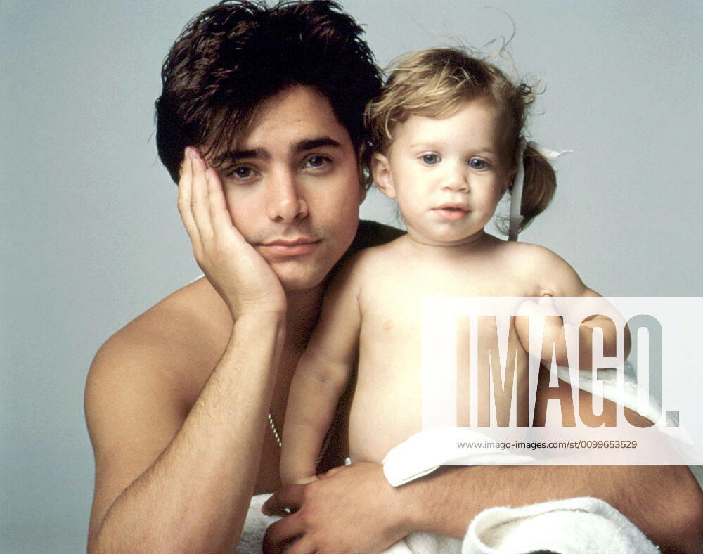 FULL HOUSE, John Stamos, Ashley Mary Kate Olsen, (Season 2) 1987-1995, Warner Bros. Courtesy: Everett Collection. Warner Bros Courtesy Everett Collection !ACHTUNG AUFNAHMEDATUM GESCHÄTZT! PUBLICATIONXNOTxINxCANxCHNxFRAxITAxJPNxNORxPOLxRUSxESPxUKxUSA