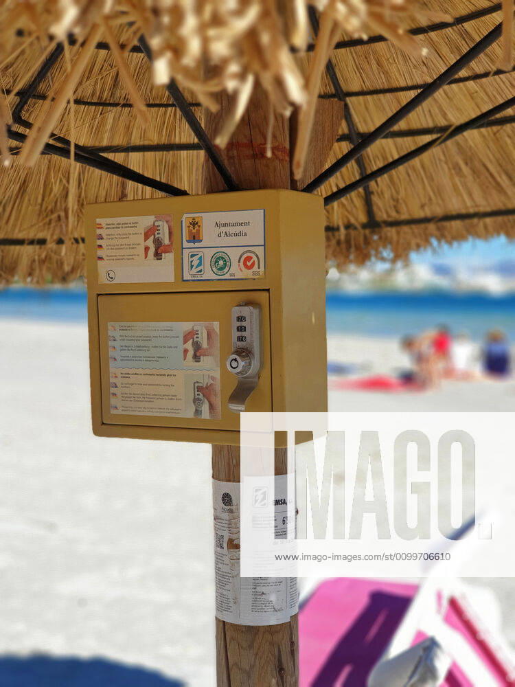 Sonnenschirm mit Tresor am Strand, Spanien, Balearen, Mallorca, Alcudia parasol with safe deposit box on the beach, Spain, Balearic Islands, Majorca, Alcudia BLWS612710