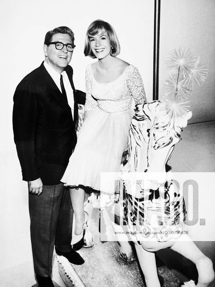 TEXACO STAR PARADE, from left: Meredith Willson, Vicki Carr, 1964 !ACHTUNG AUFNAHMEDATUM GESCHÄTZT! PUBLICATIONXNOTxINxCANxCHNxFRAxITAxJPNxNORxPOLxRUSxESPxUKxUSA