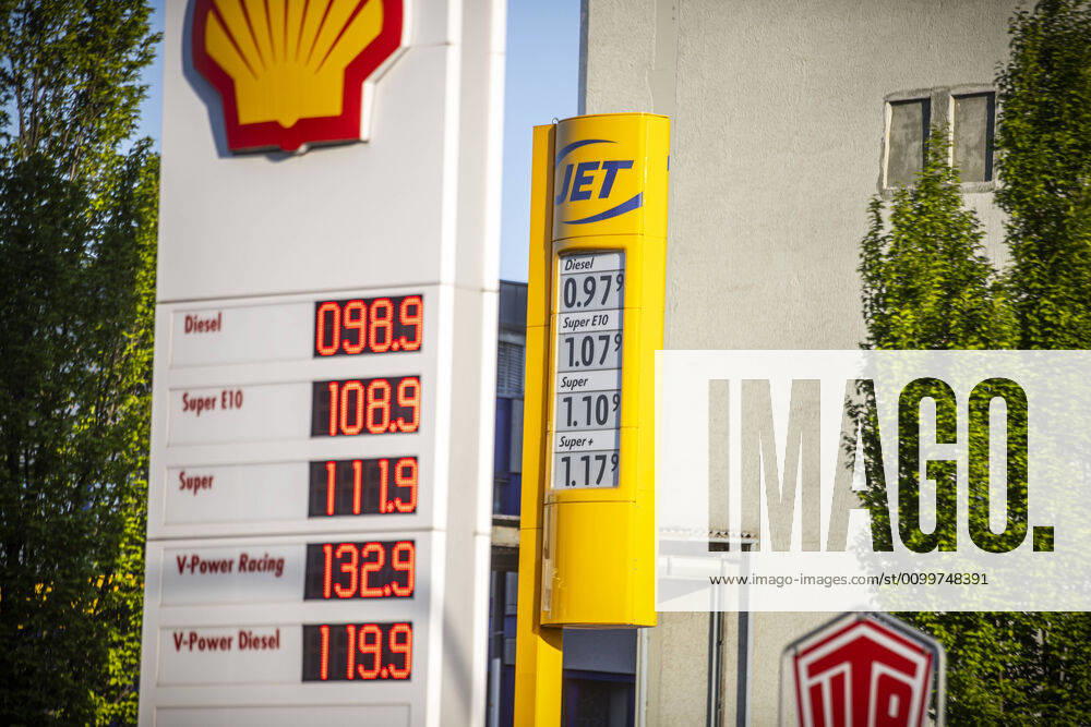Sinkende Ölpreise führen zu billigen Sprit an den Tankstellen. Der Liter Diesel für 0,97€ in Fellbach bei Stuttgart. Symbolbilder zweier Tankstellen mit billigen Kraftstoffpreisen.