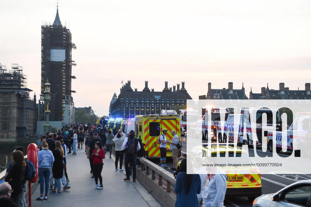 Coronavirus in Großbritannien, Eindrücke aus London . 23 04 2020. London, United Kingdom. Coronavirus crisis. Paramedics seen at Westminster Bridge during the Thursday s clap for our carers , as the coronavirus lockdown continues. xGustavoxValientex xi-Imagesx IIM-21052-0053