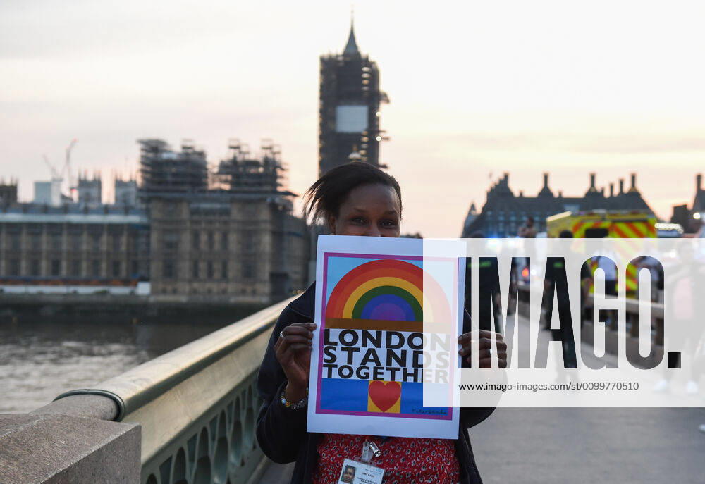 Coronavirus in Großbritannien, Eindrücke aus London . 23 04 2020. London, United Kingdom. Coronavirus crisis. A woman is seen at Westminster Bridge joining the Thursday s clap for our carers , as the coronavirus lockdown continues. xGustavoxValientex xi-Imagesx IIM-21052-0056