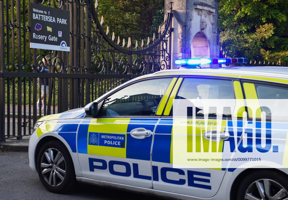 Coronavirus in Großbritannien, Eindrücke aus London . 23 04 2020. London, United Kingdom. Coronavirus crisis. A police car is seen outside Battersea Park this afternoon, as the coronavirus lockdown continues. xGustavoxValientex xi-Imagesx IIM-21052-0062