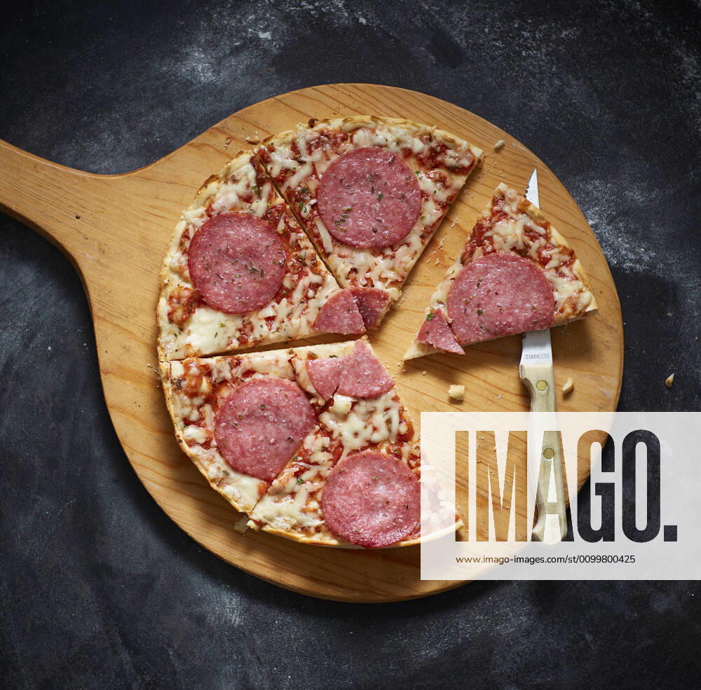 Spatula with slices of salami pizza KSWF02150
