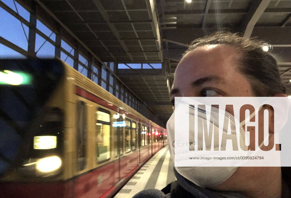 Berlin, GER - Frau auf einem S-Bahnhof traegt in Zeiten der Coronapandemie eine Atemmaske. (MR=yes, 40-50 Jahre, Alltag, Atemmaske, aussen, Aussenaufnahme, Bahn, Bahnhof, Berlin, Coronaepidemie, Coronainfektion, Coronakrise, Coronapandemie, Coronavirus, Coronavirus SARS-CoV-2, Covid 19, Covid-19, deutsch, Deutschland, einfahren, Einfahrt, Europa, europaeisch, FFP2, FFP2-Maske, Frau, geschuetzt, Gesellschaft, Kaukasierin, kaukasisch, Maske, Maskengebot, Maskenpflicht, Mensch, Mund-Nasen-Schutz, Mundschutz, Mundschutzgebot, Mundschutzpflicht, Nahverkehr, oeffentlicher Personennahverkehr, OEPNV, Person, Personennahverkehr, QF, Querformat, S-Bahn, S-Bahnhof, Schutz, Schutzmaske, verpflichtend, Verpflichtung, Westeuropa, Wirtschaft, Zug) 200423D808BERLIN