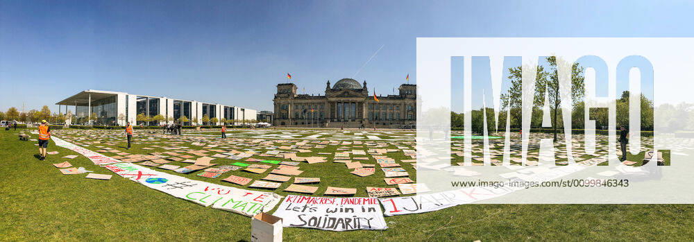 KW17 Fridays for Future protestieren nur mit Schildern vor dem deutsc, Teilnehmer der Fridays for Future haben vor dem deutschen Bundestag, Reichstagsgebäude, tausende selbstgemalte Plakate ausgelegt und demonstrieren so ohne eine persönliche aktive Teilnahme. Berlin Berlin Deutschland