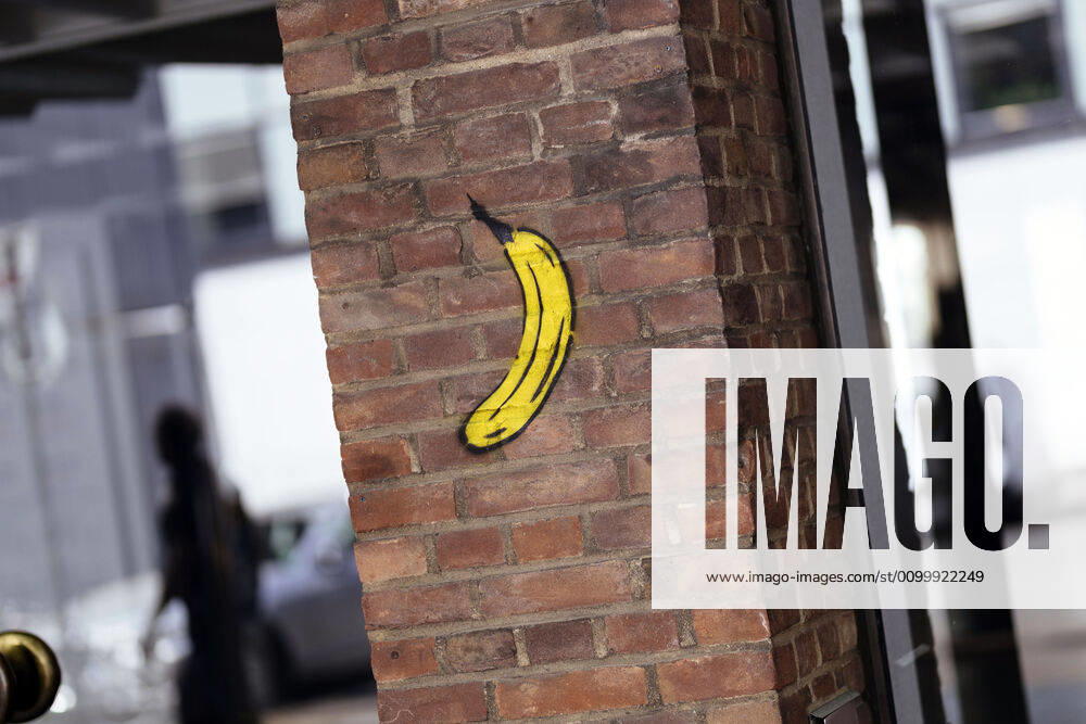 Spraybanane des Bananenkünstlers Thomas Baumgärtel am Eingang des Museum für Angewandte Kunst in der Innenstadt. Köln