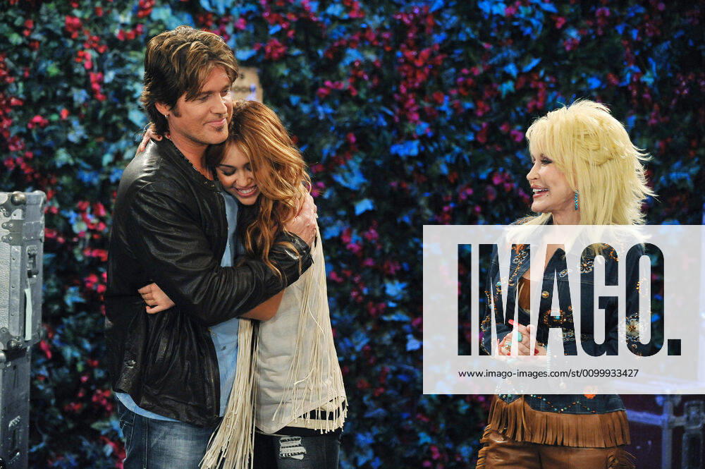HANNAH MONTANA, (from left): Billy Ray Cyrus, Miley Cyrus, Dolly Parton, Kiss It Goodbye , (Season 4, ep. 411, aired Dec. 19, 2010), 2006-11. photo: Eric McCandless Disney Channel Courtesy Everett Collection Disney Channel Courtesy Everett Collection !ACHTUNG AUFNAHMEDATUM GESCHÄTZT! PUBLICATIONXNOTxINxCANxCHNxFRAxITAxJPNxNORxPOLxRUSxESPxUKxUSA
