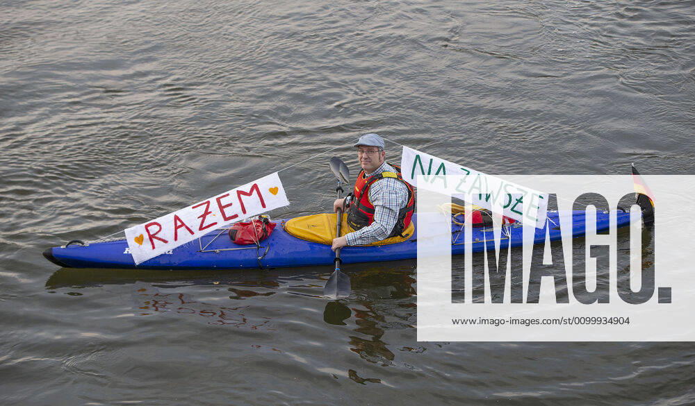 Frankfurt (Oder), 25.04.2020 - Stadtbruecke - Doppelstadt will Normalitaet - Demo unter dem Motto: Grenzen auf In Frankfurt (Oder) und Slubice versammeln sich Hunderte von Menschen an und auf der Stadtbruecke und am Oderufer. Unter der Losung: Lasst uns zur Arbeit und nach Hause forderten sie die Grenzöffnung. Es geht um Menschen, die beiderseits der Oder arbeiten, um deutsche und polnische Schueler (insgesamt ca 500 Schulpflichtige), die in Gymnasien in Frankfurt(Oder) und Schulen in Slubice lernen. Demo-Organisator Michael Kurzwelly und Krzysztof Wojciechowski (Verwaltungsdirektor des Collegium Polonicum in Slubice) verlangten in ihren Reden auf der Stadtbruecke eine neue Regelung für die Grenzregion. Ministerraesident Dietmar Woidke plaediert in seinen Ausfuehrungen vom Freitag im Brandenburgischen Landtag trotz Corona-