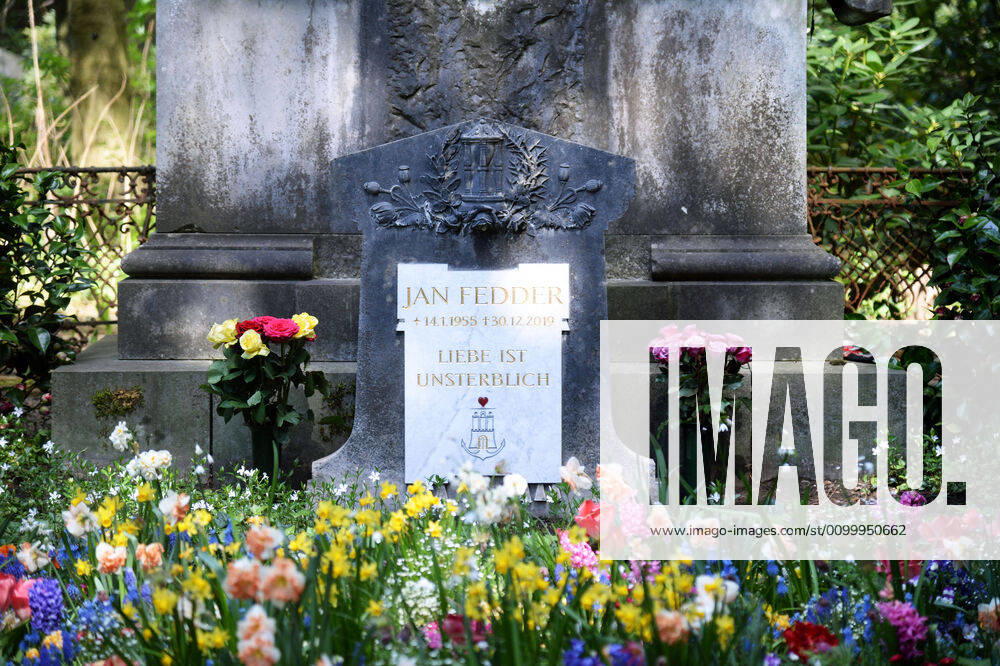 Hamburg 25.04.2019, Fast vier Monate nach seinem Tod hat Jan Fedder auf dem Ohlsdorfer Friedhof einen Grabstein bekommen. Auf den Stein ist eine weiße Marmorplatte angebracht. In goldener Schrift stehen darauf Jan Fedders Name, sein Geburtsdatum und sein Sterbedatum sowie die romantische Inschrift Liebe ist unsterblich . Das Holzkreuz auf der letzten Ruhestätte des Hamburger Volksschauspielers Jan Fedder ist verschwunden. Darunter ist ein Wappen mit einem Herz, einem goldenen Tor und einem Anker zu sehen. VERSTORBENER JAN FEDDER BEKOMMT GRABSTEIN MIT ROMANTISCHER INSCHRIFT, Hamburg-Ohlsdorf Hamburg Deutschland