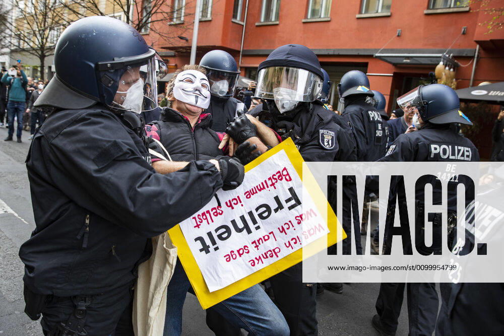 Polizei verhaftet Demonstranten bei der 4. Hygienedemonstration am Rosa-Luxembourg-Platz in Berlin am 25. April 2020. Menschen aus verschiedenen Milieus, von Links bis zu Verschwoerungtheoretiker und Rechte nahmen an der Demonstration teil. Coronavirus in Berlin