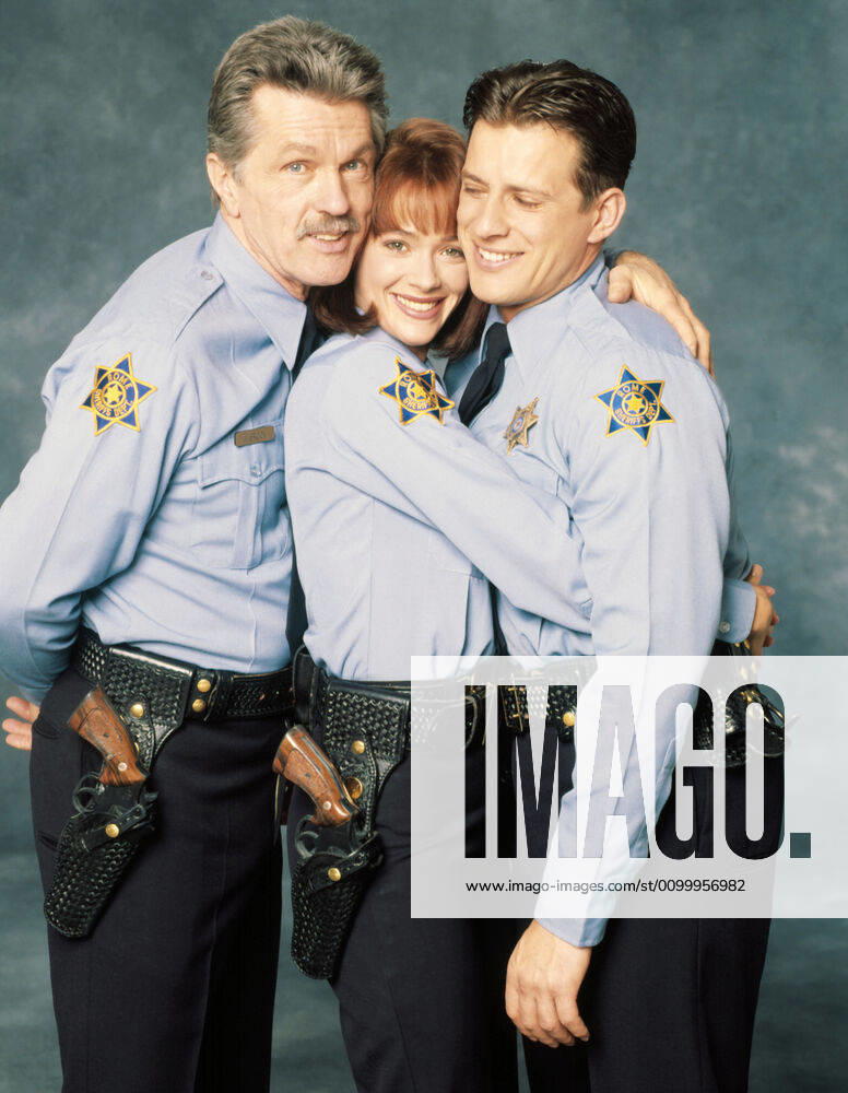 PICKET FENCES, from left: Tom Skerritt, Lauren Holly, Costas Mandylor, 1992-96. TM and Copyright 20th Century Fox Film Corp. All rights reserved, Courtesy: Everett Collection !ACHTUNG AUFNAHMEDATUM GESCHÃ„TZT! PUBLICATIONXNOTxINxCANxCHNxFRAxITAxJPNxNORxPOLxRUSxESPxUKxUSA