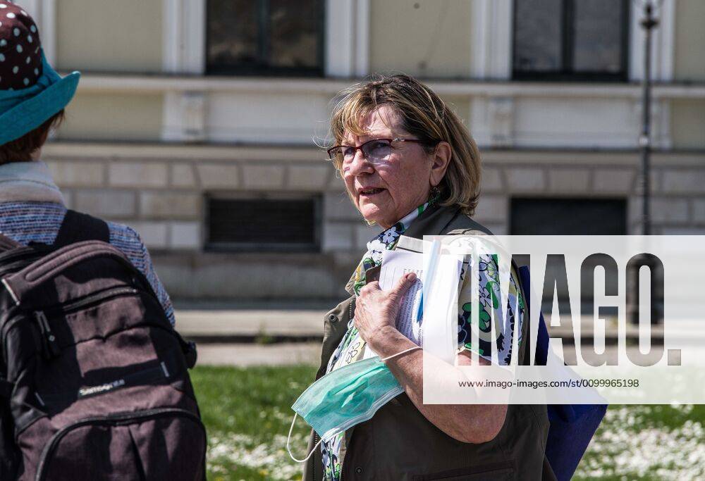 The Verfassungsschutz-monitored Birgit Weissmann, formerly of Pegida Munich, who made an appearance at a QAnon-like demos with far right filmer Georg Hoehenleiter. Organized in Telegram chats by conspiratorial â€oeQuerfront†(cross-front) groups, the city of Munich, Germany saw numerous QAnon-like, â€oeCorona Parties†as under mottos such as â€oeDemonstration fuer die Erhaltung der Grundrechte†(Demonstration for the Upholding of Basic Rights) and â€oeFuer unsere Freiheit, unsere Grundrechte und unsere Selbstbestimmung†(Demonstration for our Freedom, Basic Rights, and Self-Determination). Numerous right-extremists, Verfassungsschutz-monitored figures, QAnon fans, and AfD politicians were in attendance. The groups are of the belief that the anti-Coronavirus me - ZUMAb160 20200425_zbp_b160_003