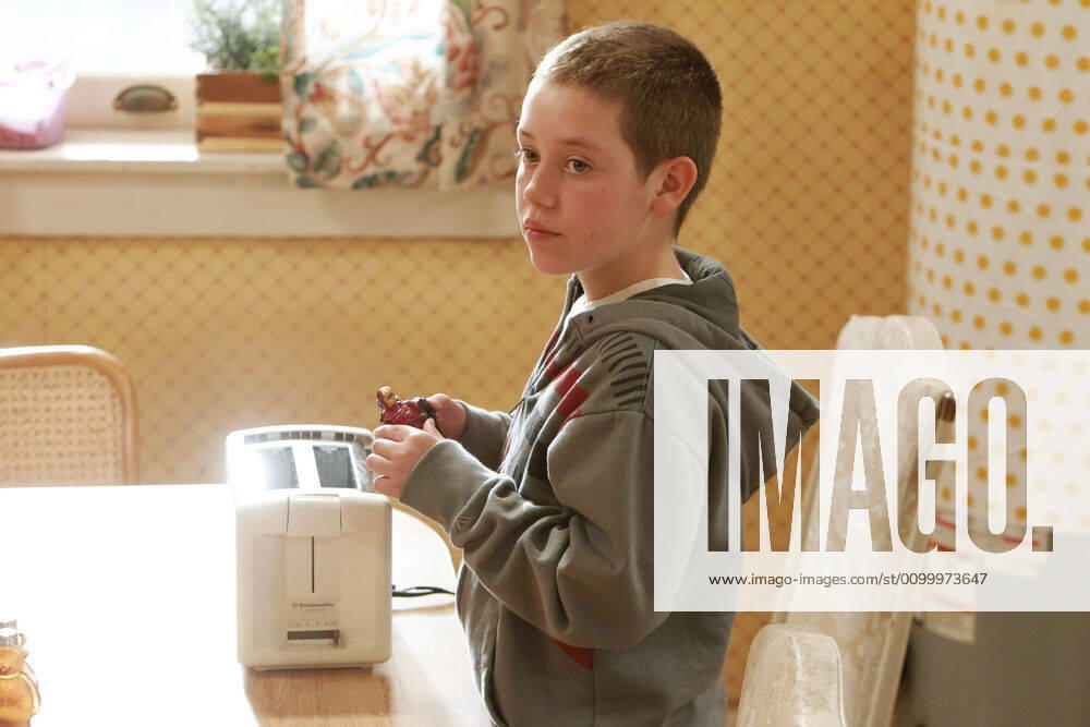 SHAMELESS, Ethan Cutkosky, Aunt Ginger , (Season 1, ep. 103, aired Jan. 23, 2011), 2011-. photo: Cliff Lipson Showtime Courtesy: Everett Collection Showtime Networks Inc. Courtesy Everett Collection !ACHTUNG AUFNAHMEDATUM GESCHÄTZT! PUBLICATIONXNOTxINxCANxCHNxFRAxITAxJPNxNORxPOLxRUSxESPxUKxUSA