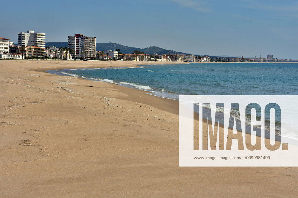 Empty and deserted beach of Coma-rruga in the town of Vendrell Tarragona during confinement..43 days since the government of Spain decreed the state of alarm and confinement due to the health crisis of Covid-19, empty beaches, empty streets of the coastal towns of the province of Tarragona as well as motorways without vehicles are the scenes of the day. Vendrell Spain - ZUMAs197 20200425_zaa_s197_111