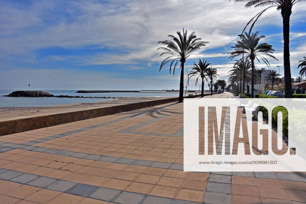 Paseo Maritimo street and the access to the beach deserted during confinement..43 days since the government of Spain decreed the state of alarm and confinement due to the health crisis of Covid-19, empty beaches, empty streets of the coastal towns of the province of Tarragona as well as motorways without vehicles are the scenes of the day. Cunit Spain - ZUMAs197 20200425_zaa_s197_112