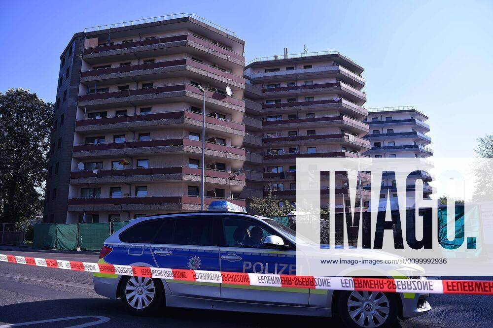 Corona-Massentest in Grevenbroicher Hochhaus am 26.04.2020 in Grevenbroich Zwei Familien, die positiv auf das Coronavirus getestet wurden, haben sich nicht an die verordnete Quarantäne gehalten. Da die acht Personen weiterhin Kontakt zu ihren Nachbarn hielten, wird jetzt ein Reihentest erforderlich. Rund 450 Menschen, die in den sogenannten Wabenhäusern leben, müssen sich am 26.04.2020 einem Corona-Test unterziehen.