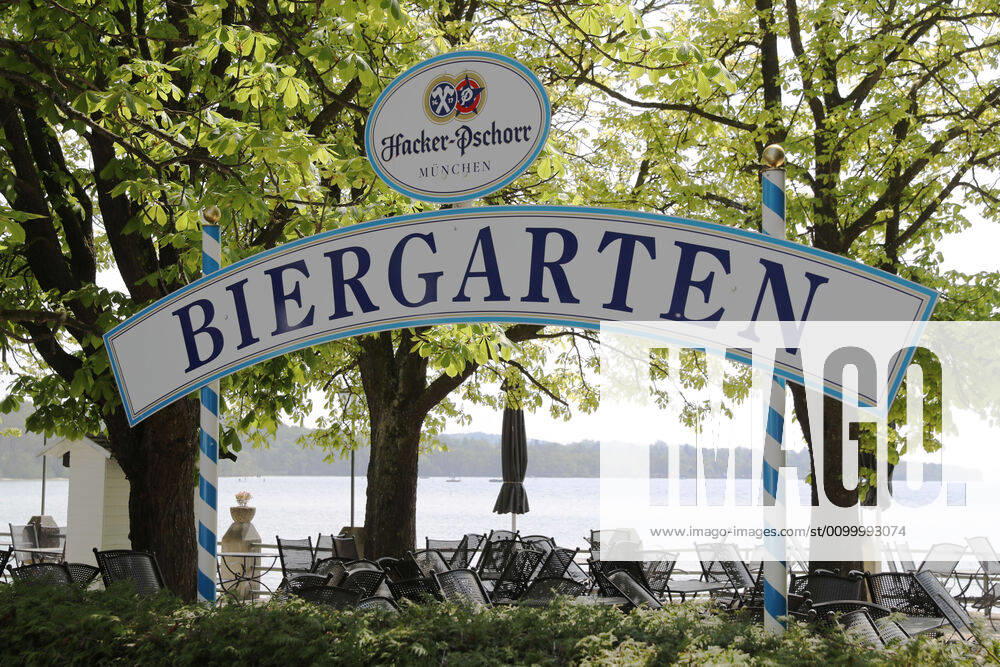 Corona Krise Abstandsregeln Der Biergarten in Stegen am Ammersee ist geschlossen, Stegen am Ammersee Bayern Deutschland Strandpromenade