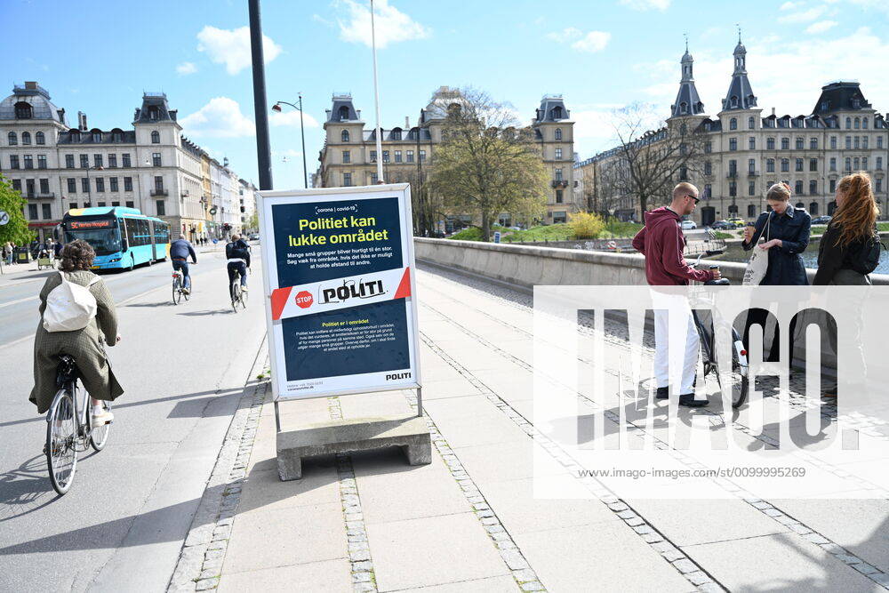 Koebenhavnerne nyder foraarssolen paa Dronning Louises Bro i Koebenhavn soendag den 26. april 2020. Der er forsamlingsforbud paa over ti personer paa grund af faren for smitte med coronavirus - covid-19.. , Copenhagen