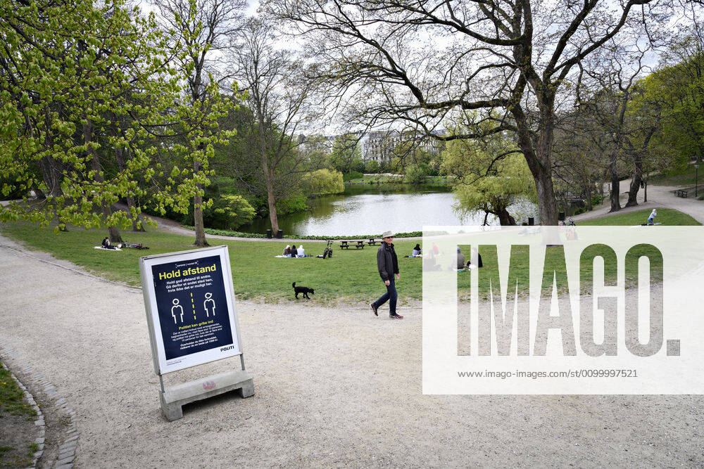 Koebenhavnerne nyder foraarssolen i OErstedsparken i Koebenhavn soendag den 26. april 2020. Der er forsamlingsforbud paa over ti personer paa grund af faren for smitte med coronavirus - covid-19. ** OBS billedet et optaget med et teleobjektiv og afstanden mellem personer paa billedet kan opfattes mindre en den reelt er.**.. , Copenhagen Denmark