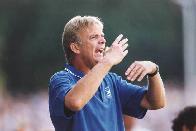 Coach Volker Finke im Seitenprofil, will auswechseln Fußball 2. BL Herren Saison 1997 98: SC Freiburg Einzelbild