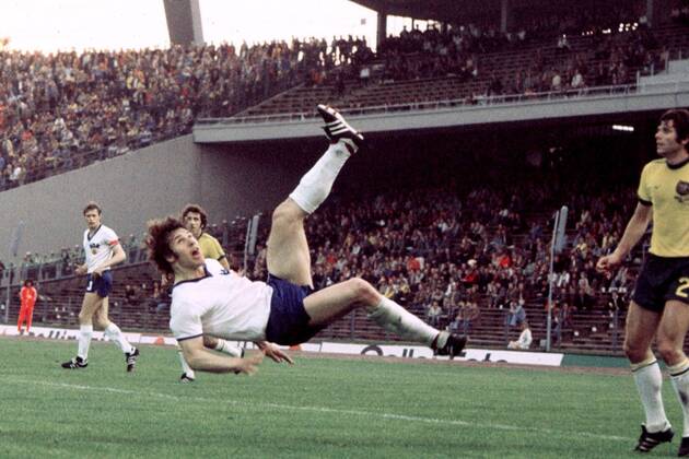 Versuch eines Fallrückziehers von Matz Vogel Fußball WM Herren Weltmeisterschaft 1974, 1. Finalrunde, Nationalmannschaft, Länderspiel, DDR - Australien 2:0 Gruppe Volksparkstadion Hamburg Dynamik,