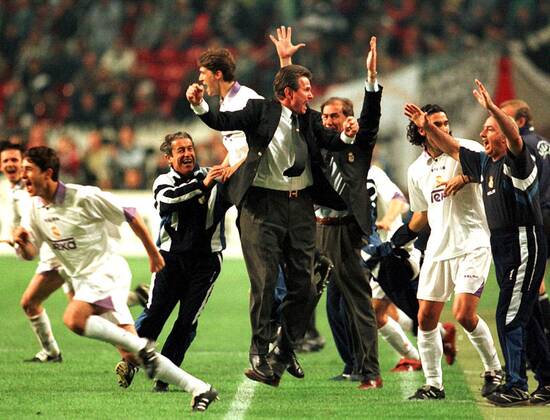Spielschluß und alles springt auf: Freudensprung von Trainer Jupp Heynckes (M.) Fußball EC 1 Herren Champions League, Finale, Endspiel, Saison 1997 1998: Real Madrid (Spanien) Totale Arena Amsterdam, Niederlande Freude,