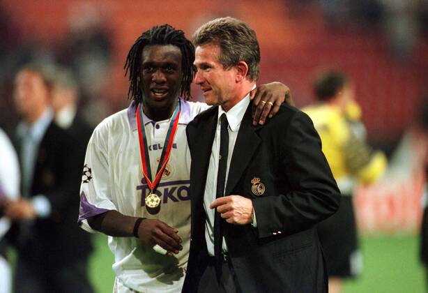 Clarence Seedorf legt dankend den Arm um Trainer Jupp Heynckes Fußball EC 1 Herren Saison 1997 1998: Champions-League-Finale, Endspiel, Real Madrid (Spanien) Gruppe Arena Amsterdam Harmonie Kameradschaft, Freude,