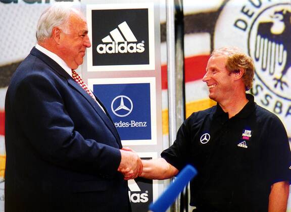 Männerfreunde: Bundeskanzler Helmut Kohl schüttelt Bundestrainer Berti Vogts die Hand Fußball WM Herren Weltmeisterschaft 1998, Nationalmannschaft, Nationalteam, Deutschland, Vorrunde, Gruppe F Gruppe Nizza Kameradschaft,