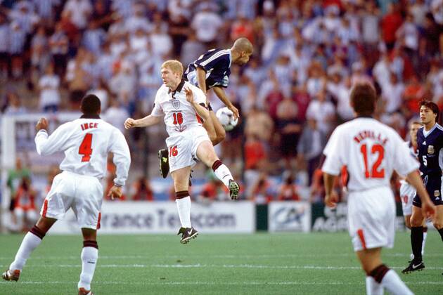 Paul Scholes (England) beim Kopfballduell mit Juan Veron (Argentinien) Fußball WM Herren Weltmeisterschaft 1998, Länderspiel, Nationalmannschaft, Nationalteam, Nationaltrikot Gruppe Stadion Stade Geoffroy Guichard St. Etienne Anstrengung, Dynamik, Kampf,