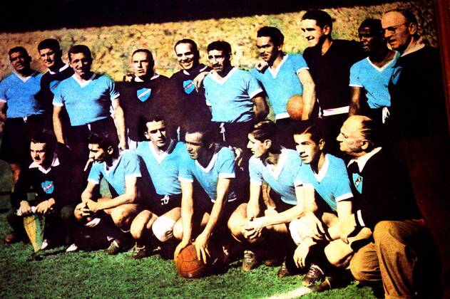Weltmeister Uruguay, hi.v.li.: Obdulio Varela, Trainer Juan Lopez, Eusebio Tejera, die Betreuer Vasquez und Abate, Schubert Gambetta, Matias Gonzalez, Torwart Gaston Maspoli, Victor Andrade, Masseur Kirshberg, vorn: Alvarez, Alcides Ghiggia, ... Fußball WM Herren Weltmeisterschaft 1950, Nationalmannschaft, Nationalteam, Nationaltrikot, Totale Rio de Janeiro