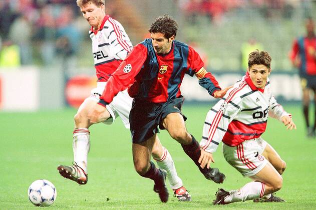 Luis Figo (Barca) muß sich mit Bixente Lizarazu (re., Bayern) und Michael Tarnat auseinandersetzen Fußball EC 1 Herren Champions League 1998 1999, Europapokal, FC Bayern München-FC Barcelona (Primera Division Spanien) Gruppe Olympiastadion München Dynamik, Abwehr, Kampf,
