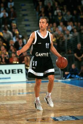 Pascal Roller (Freiburg) am Ball Basketball 1. BL Herren BBL Saison 1998 1999, USC Freiburg Einzelbild Max-Schmeling-Halle Berlin Konzentration,